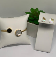 Cargar imagen en el visor de la galería, GOLD MOTHER OF PEARL BANGLE
