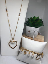 Cargar imagen en el visor de la galería, Cadena de Corazon con perlas
