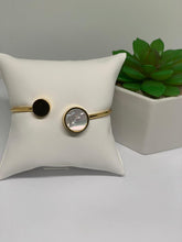Cargar imagen en el visor de la galería, GOLD MOTHER OF PEARL BANGLE
